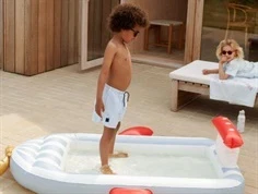 Liewood Aiden badebukser bæk og bølge riverside/creme de la creme stribet UV40+